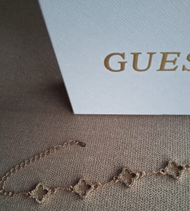 Damen Armkette goldfarben mit Kleeblattcharms und weißen Zirkonia Steinchen – Bild 6 von 7