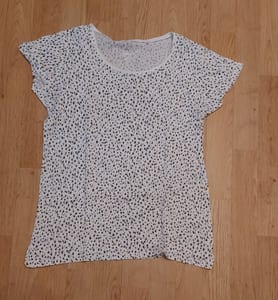 Damen T-Shirt weiß mit schwarzen und blauen Punkten – Größe S