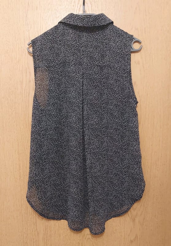 Damen Ärmellose Bluse mit Punktmuster, schwarz-weiß – Größe S – Bild 2 von 4