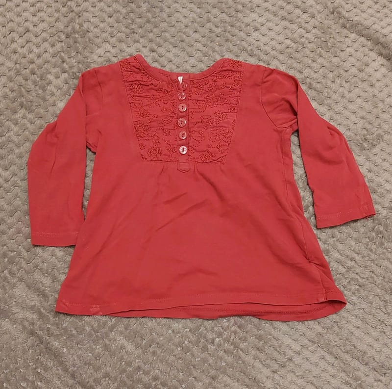 Langarmshirt mit Stickerei am Ausschnitt – Mädchen – Größe 92 – Rot