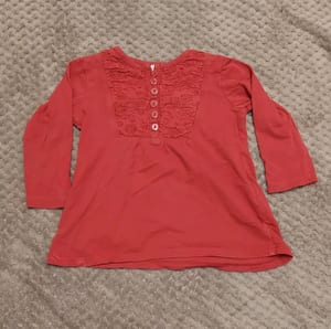 Langarmshirt mit Stickerei am Ausschnitt – Mädchen – Größe 92 – Rot
