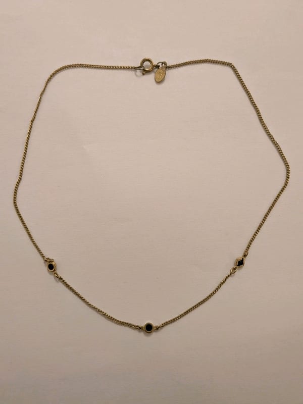 Damen Vintage Avon Feine Halskette mit drei dunklen Steinen – Goldfarben