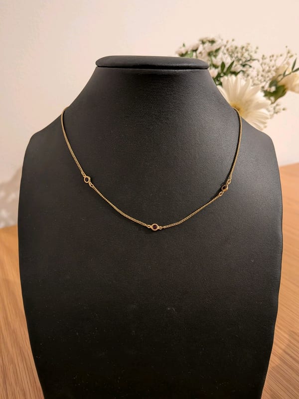 Damen Vintage Avon Feine Halskette mit drei dunklen Steinen – Goldfarben – Bild 2 von 5