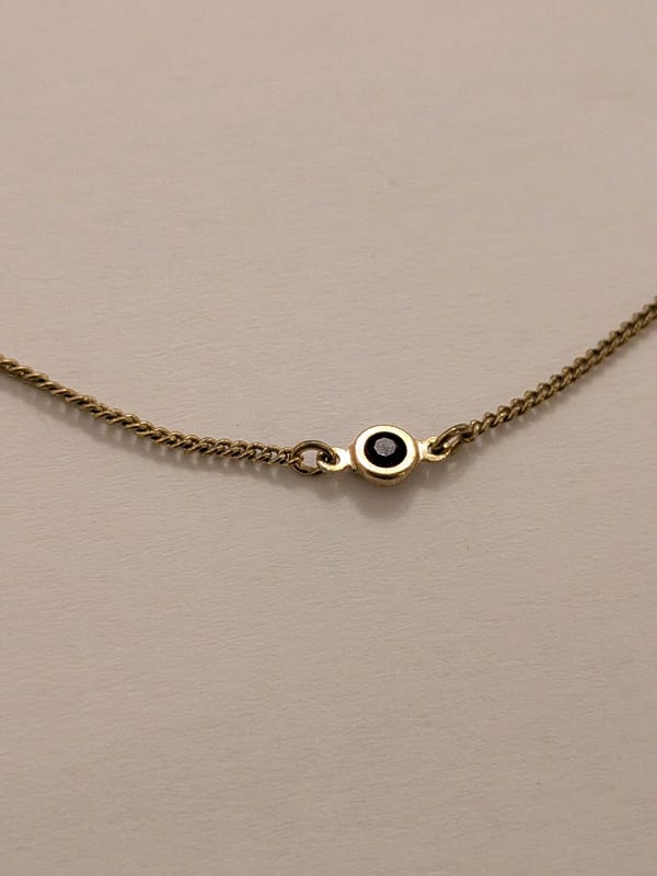 Damen Vintage Avon Feine Halskette mit drei dunklen Steinen – Goldfarben – Bild 3 von 5