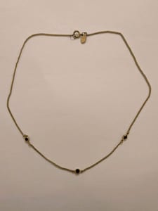 Damen Vintage Avon Feine Halskette mit drei dunklen Steinen – Goldfarben