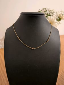 Damen Vintage Avon Feine Halskette mit drei dunklen Steinen – Goldfarben – Bild 2 von 5