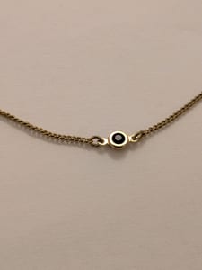 Damen Vintage Avon Feine Halskette mit drei dunklen Steinen – Goldfarben – Bild 3 von 5