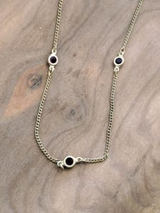 Damen Vintage Avon Feine Halskette mit drei dunklen Steinen – Goldfarben