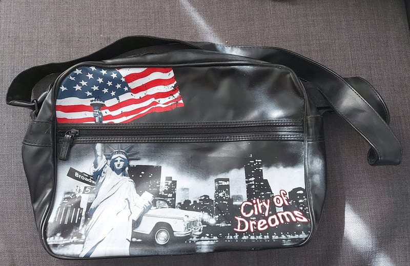 Damen Umhängetasche New York "City of Dreams" mit Flaggen- und Skyline-Motiv – Schwarz