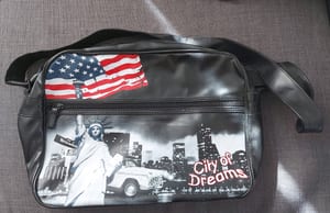 Damen Umhängetasche New York "City of Dreams" mit Flaggen- und Skyline-Motiv – Schwarz