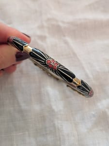 Vintage Damen Armreif mit schwarzem Email und roten Blüten – Gold/Schwarz – Bild 3 von 3
