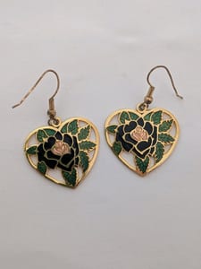 Vintage Damen Herzohrringe emailliert mit schwarzer Rose und Blättern, goldfarben