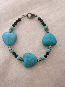Vintage Damen Armband mit türkisfarbenen Herzsteinen und Lavaperlen