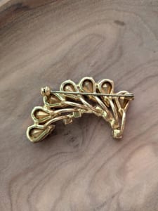 Vintage Damen Brosche mit roten und klaren Glassteinen – Gold/Rot – Bild 2 von 2