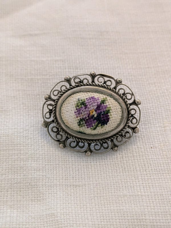 Vintage Damen Brosche mit Filigranrand und Stickmotiv Petit Point – Silber