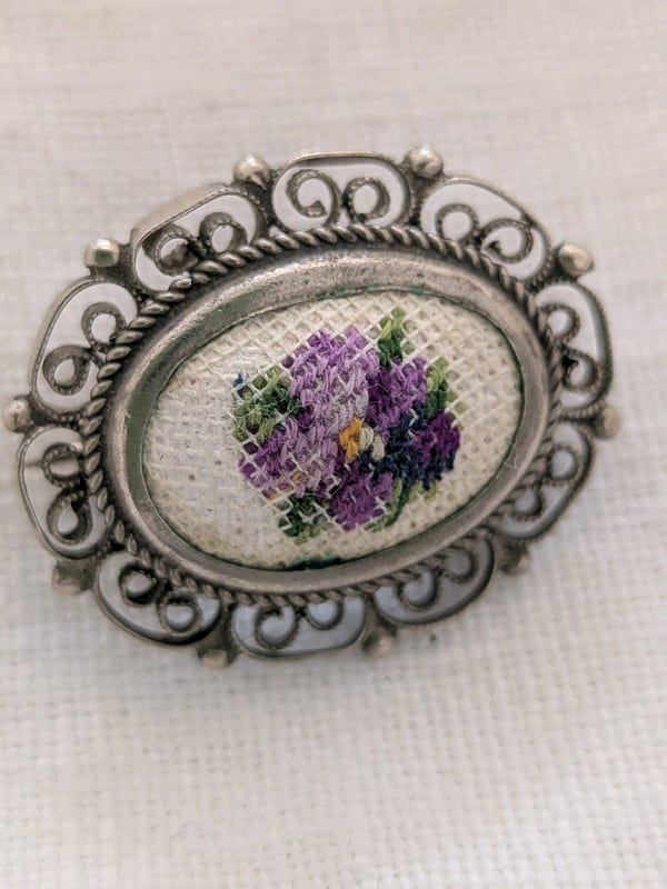 Vintage Damen Brosche mit Filigranrand und Stickmotiv Petit Point – Silber – Bild 4 von 4