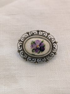 Vintage Damen Brosche mit Filigranrand und Stickmotiv Petit Point – Silber