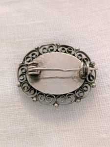 Vintage Damen Brosche mit Filigranrand und Stickmotiv Petit Point – Silber – Bild 2 von 4