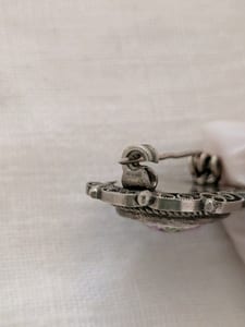 Vintage Damen Brosche mit Filigranrand und Stickmotiv Petit Point – Silber – Bild 3 von 4