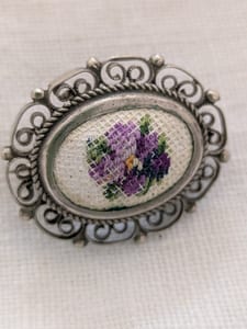 Vintage Damen Brosche mit Filigranrand und Stickmotiv Petit Point – Silber – Bild 4 von 4