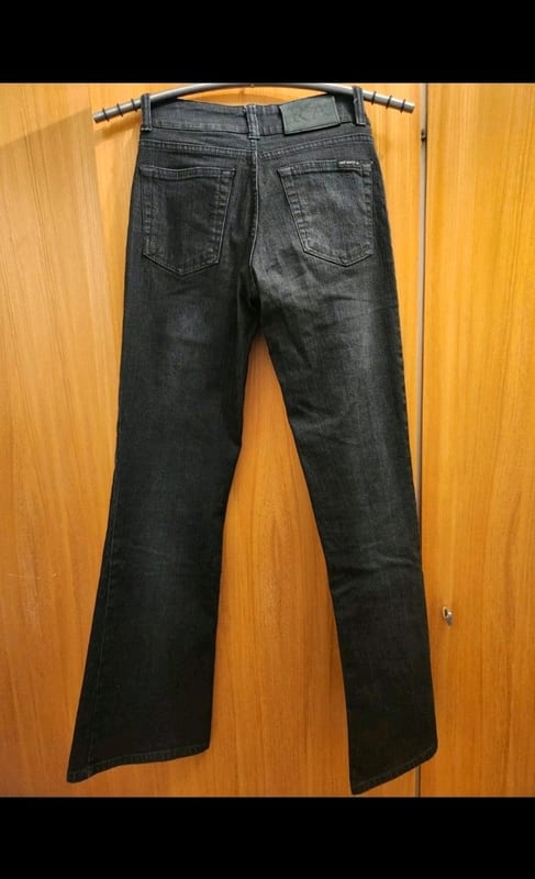 Damen Schwarze Bootcut-Jeans + Nieten + Buchstaben-Applikation Apple Jeans Gr. 28 – Bild 5 von 6