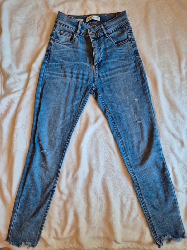 Damen Skinny Jeans mit Fransensaum – Hellblau, used – Größe 32 – Bild 2 von 4