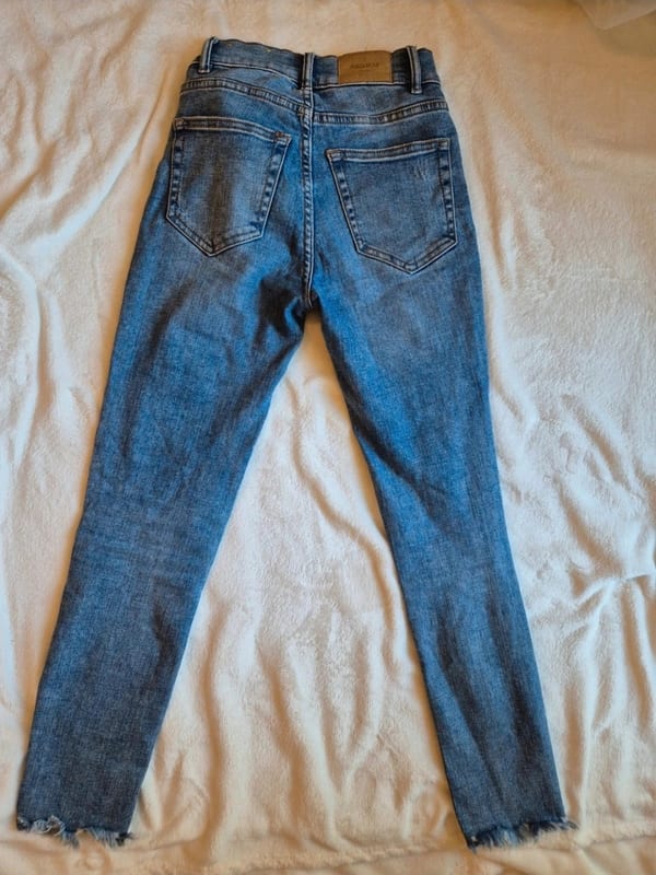 Damen Skinny Jeans mit Fransensaum – Hellblau, used – Größe 32 – Bild 3 von 4