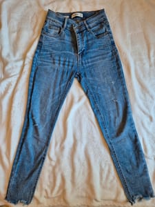Damen Skinny Jeans mit Fransensaum – Hellblau, used – Größe 32 – Bild 2 von 4