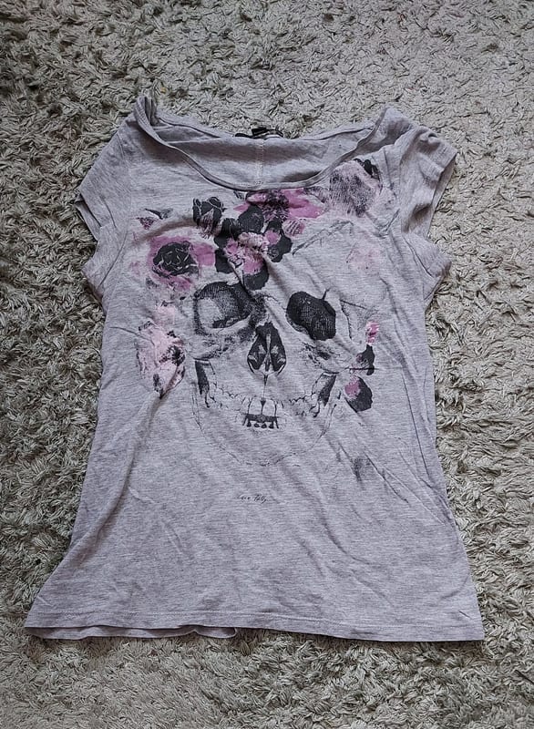Damen Graues T-Shirt mit Totenkopf- und Blumenmotiv – Größe S