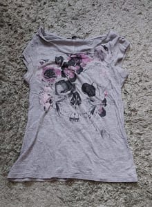 Damen Graues T-Shirt mit Totenkopf- und Blumenmotiv – Größe S