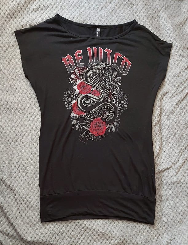 Damen Schwarzes Shirt mit Schlangen- und Rosenmotiv – Größe S