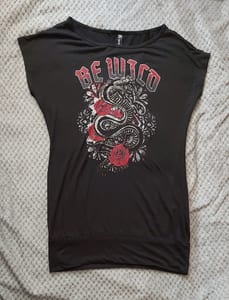 Damen Schwarzes Shirt mit Schlangen- und Rosenmotiv – Größe S
