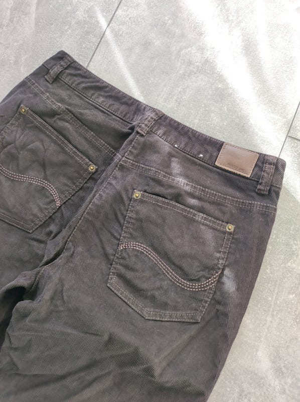 Damen Cordhose in Dunkelbraun, gerade geschnitten – Größe 40 – Bild 6 von 6