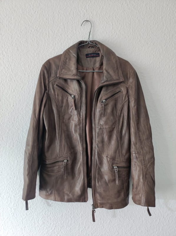 Damen Braune Lederjacke mit Reißverschlusstaschen – Größe 46