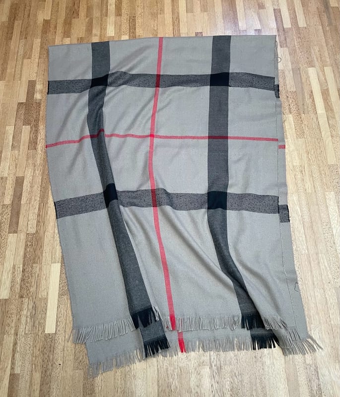 Damen Karierter Schal in Grau mit roten und schwarzen Streifen – Bild 4 von 7