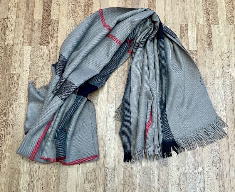 Damen Karierter Schal in Grau mit roten und schwarzen Streifen – Bild 7 von 7