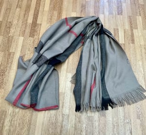 Damen Karierter Schal in Grau mit roten und schwarzen Streifen – Bild 3 von 7