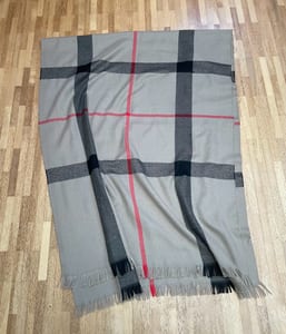 Damen Karierter Schal in Grau mit roten und schwarzen Streifen – Bild 4 von 7