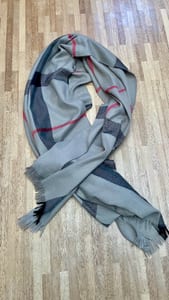 Damen Karierter Schal in Grau mit roten und schwarzen Streifen – Bild 5 von 7