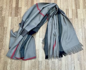 Damen Karierter Schal in Grau mit roten und schwarzen Streifen – Bild 7 von 7