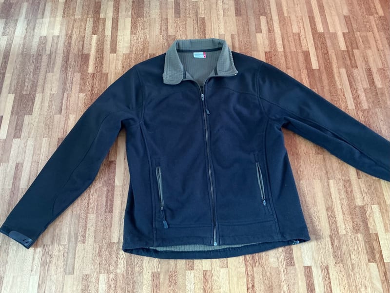 Herren Schwarze Fleecejacke mit Reißverschluss und grauem Stehkragen – Größe M – Bild 7 von 7