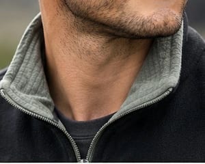 Herren Schwarze Fleecejacke mit Reißverschluss und grauem Stehkragen – Größe M – Bild 2 von 7