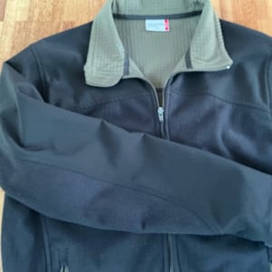 Herren Schwarze Fleecejacke mit Reißverschluss und grauem Stehkragen – Größe M – Bild 6 von 7