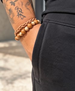 Herren Armbänder aus Holzperlen und geflochtenem Band – 2er-Set – Braun