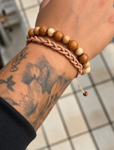 Herren Armbänder aus Holzperlen und geflochtenem Band – 2er-Set – Braun – Bild 2 von 3