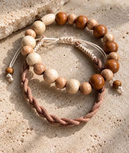Herren Armbänder aus Holzperlen und geflochtenem Band – 2er-Set – Braun – Bild 3 von 3