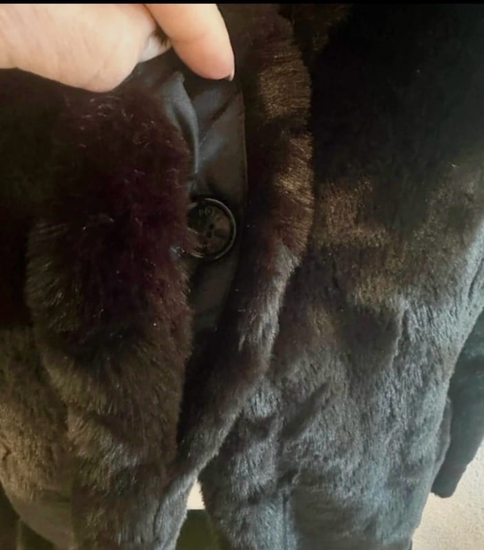 Damen BOSS Kunstfellmantel Schwarz | Luxus Felloptik Wie neu Größe 38 – Bild 10 von 11