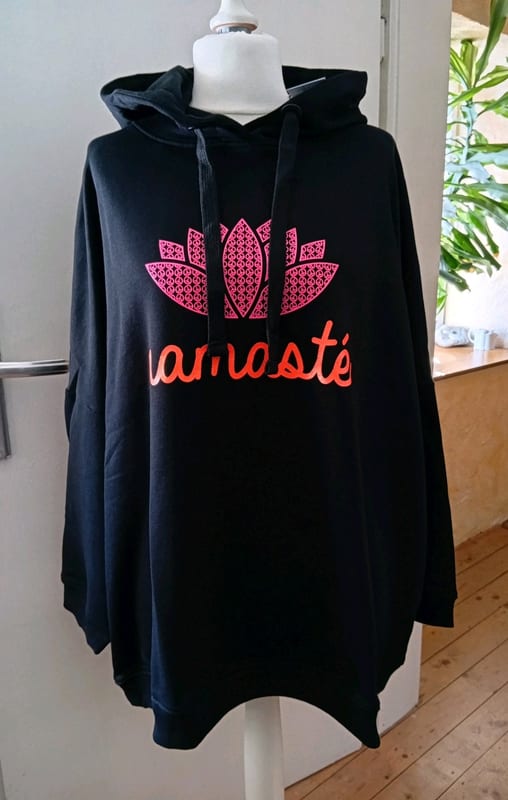 Damen Oversize Hoodie Schwarz mit Lotus-Print und „namasté"-Schriftzug – Größe 46 – Schwarz/Rosa