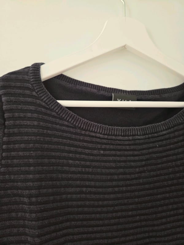 Damen Feinstrick Pullover mit Riffelung Schwarz im Biker Style – Größe S – Bild 2 von 4