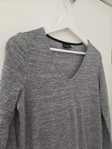 Damen Feinstrick Pullover Grau Melliert mit V-Ausschnitt – Größe XS – Bild 4 von 5